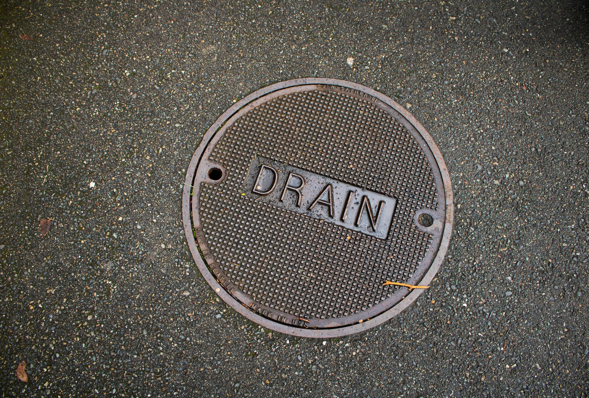 A round drain cover reads "drain".